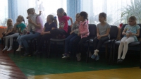 Дети с интересом слушают информацию от Екатерины Поляковой о первых полётах в космос