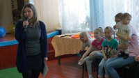 Дети с интересом слушают информацию от Екатерины Поляковой о первых полётах в космос